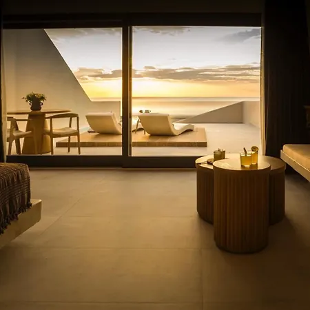 Pnoe Luxury Fira (Santorini)